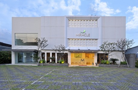 Miracle Clinic Interior Exterior Photography - Chendra Cahyadi photography took the interior photography of Miracle Clinic at Surabaya. Sima Arome produces natural extract and essential oils from natural ingredients.