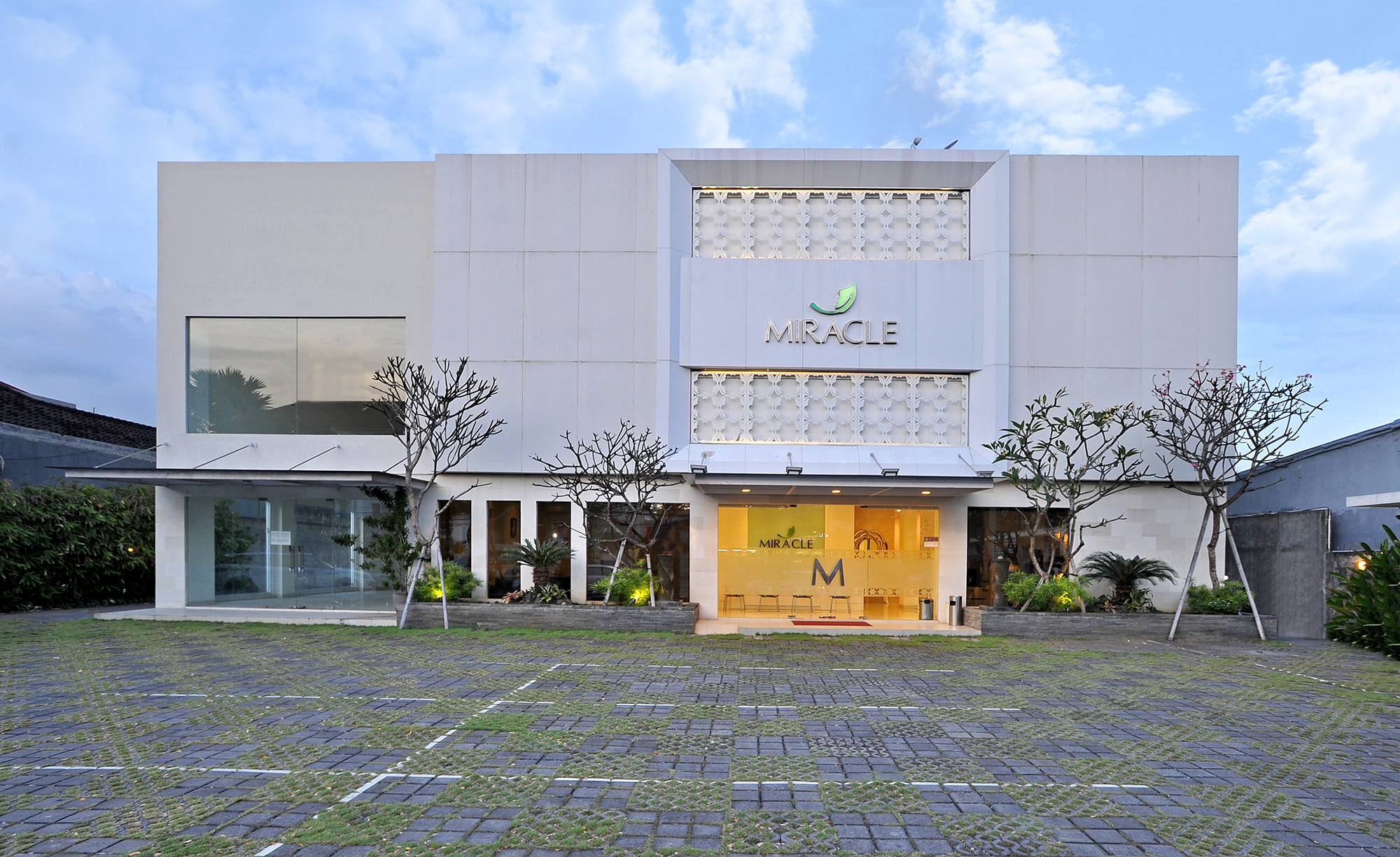 Miracle Clinic Interior Exterior Photography - Chendra Cahyadi photography took the interior photography of Miracle Clinic at Surabaya. Sima Arome produces natural extract and essential oils from natural ingredients.